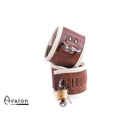 Avalon - ASYLUM - Cuffs i Brunt Lær med Hengelås Avalon - ASYLUM - Cuffs i Brunt Lær med Hengelås