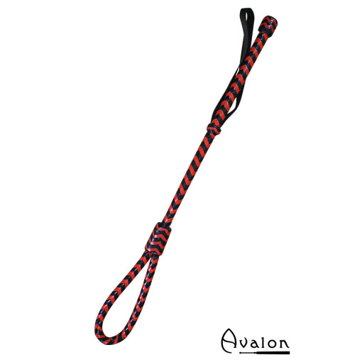 Avalon - INFINITY - Svart og Rød Loop Ridepisk i Matt Lær Avalon - INFINITY - Svart og Rød Loop Ridepisk i Matt Lær